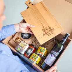 Borrelpakket met gegraveerde houten serveerplank