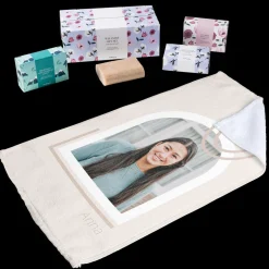 Cadeauset met gepersonaliseerde gastenhanddoekje en 3 zepen